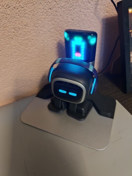 Оригинален Робот Emo Go Home Robot. AI настолен домашен любимец Living.AI. Изваден от кутията и разгледан. На практика е чисто нов!