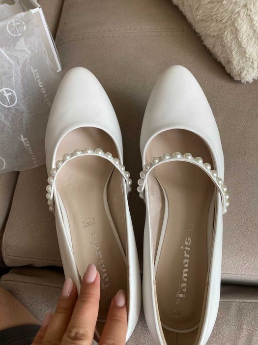 Бели сватбени обувки