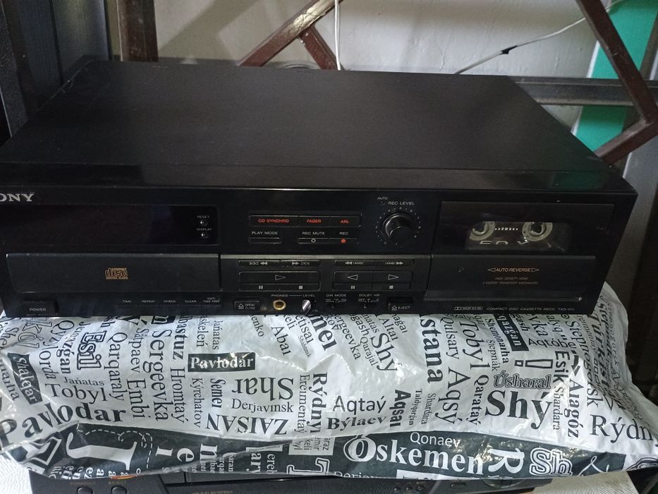 Кассетная дека Sony с CD player.