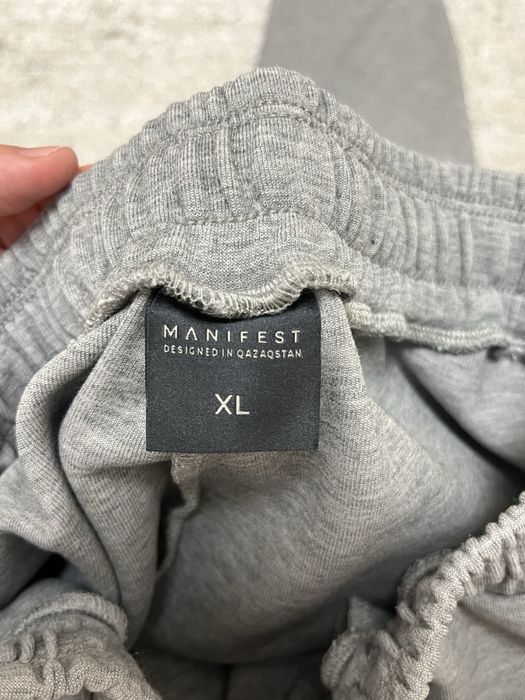 Серые спортивные брюки, Manifest