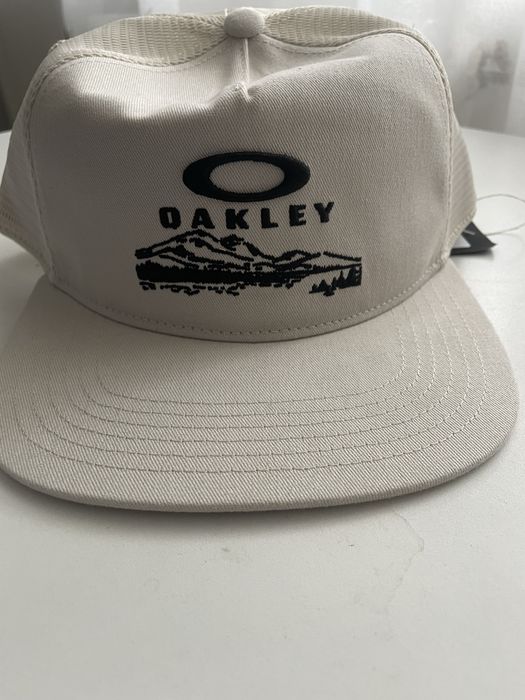 Sapca Oakley cu eticheta