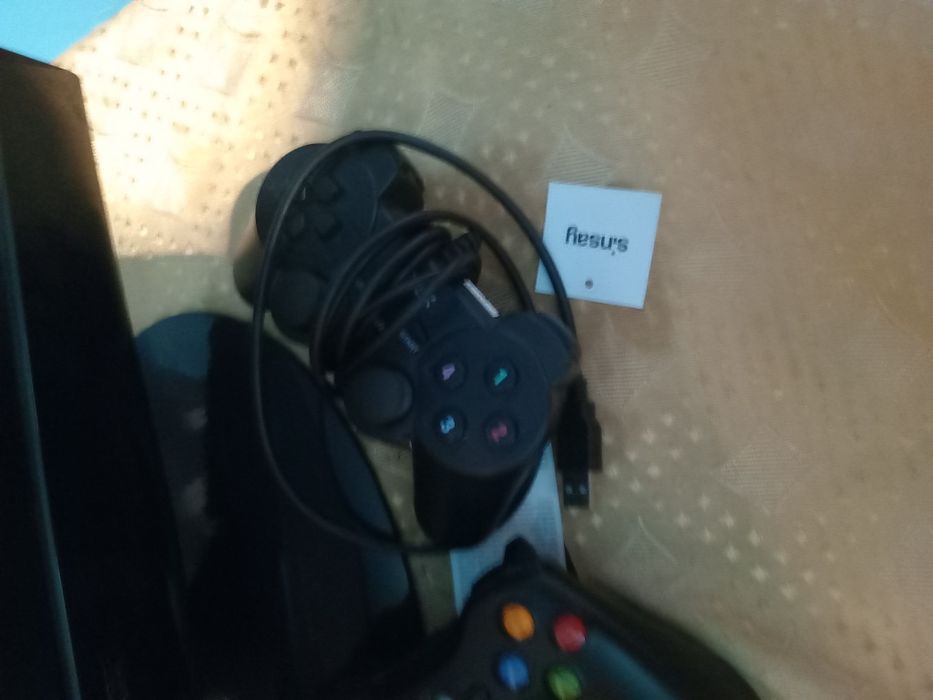 Vand xbox360 cu 3 manete 2 de xbox si 1 de ps 2-3 eu i dau ca nu mai ma joc pe el are 10 jocuri instalte pe el, il a de la un prieten +Hdmi