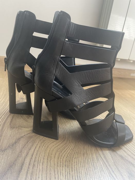 Черни и златисти сандали