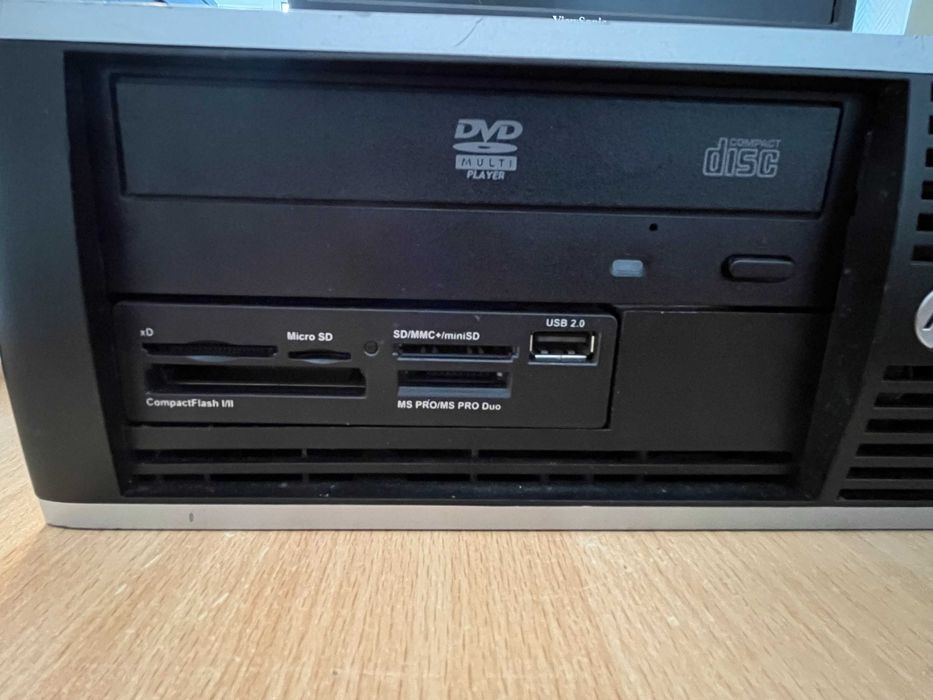 Настолен компютър HP Compaq с монитор, клавиатура и мишка