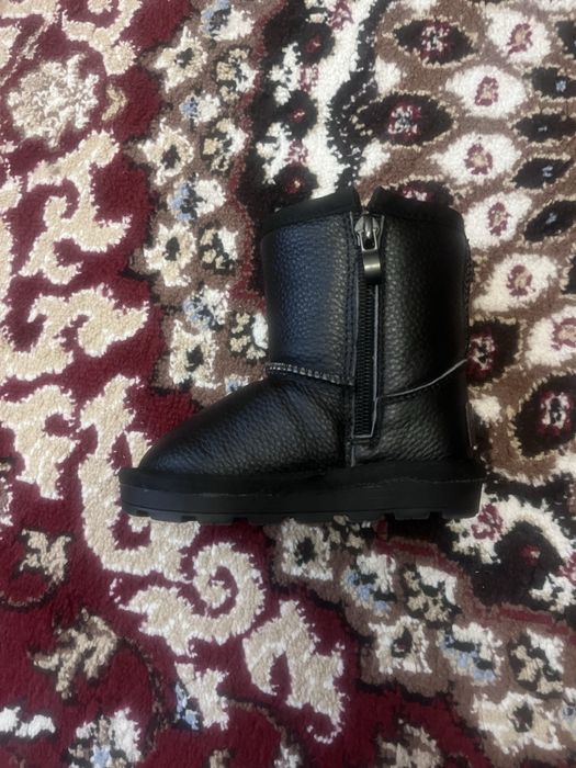 Уги десткие , черного цвета, детские