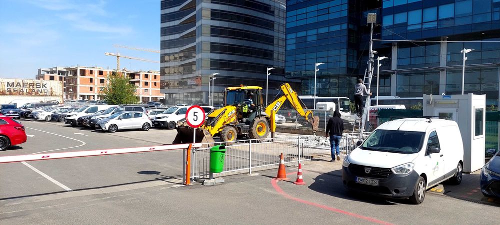 buldoexcavator cu picon de inchiriat , defrisari , demolari