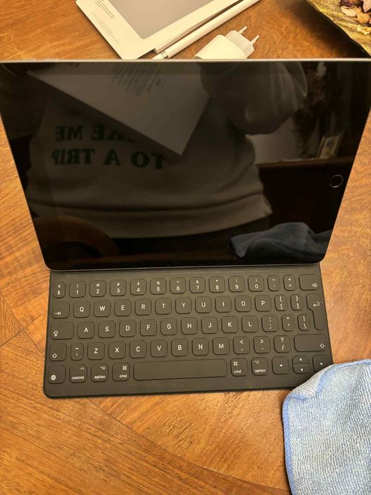 Продавам Ipad 9 th. Generation WiFi 64GB с Apple Pen & Keyboard
