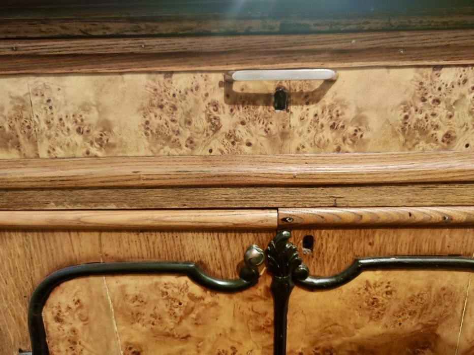 Старинен бюфет/секция от масив с дърворезба и фурнир