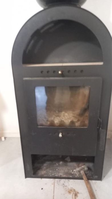 Sobă tip șemineu pe lemne cu recuperator de căldură