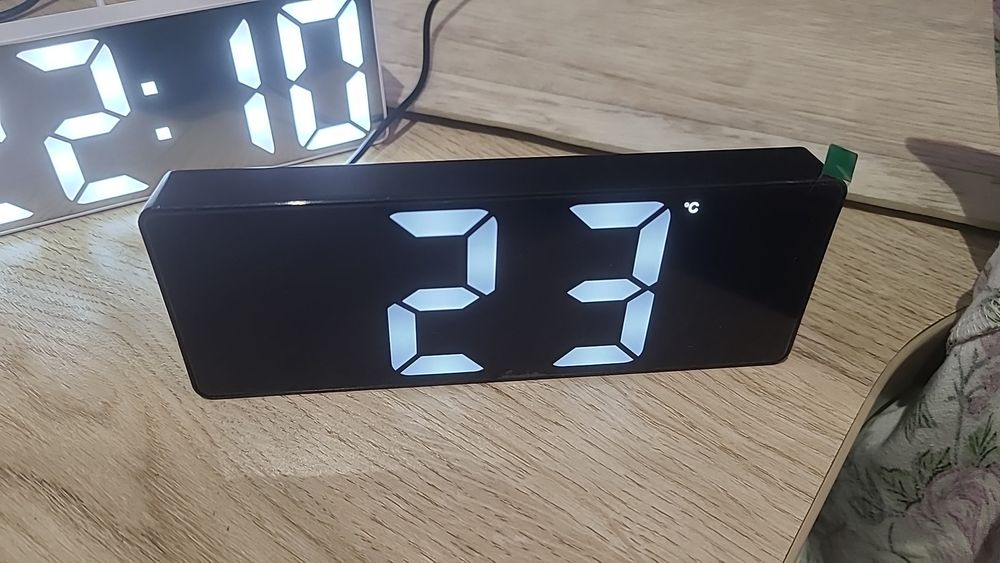 Часы электронные с будильником и термометром