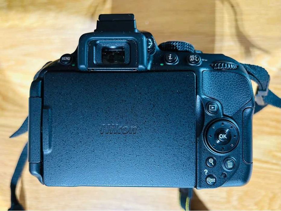 Aparat foto Nikon D5300 cu obiectivul kit 18-55mm.