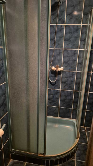 Închiriez parterul unei case cu etaj