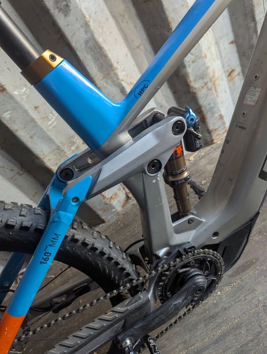 Cube stereo action team