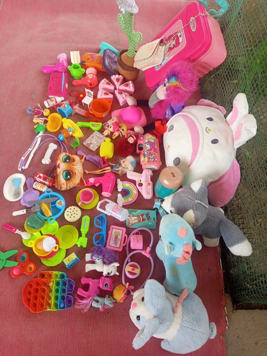 Девочкам игрушки за всё 3000 .