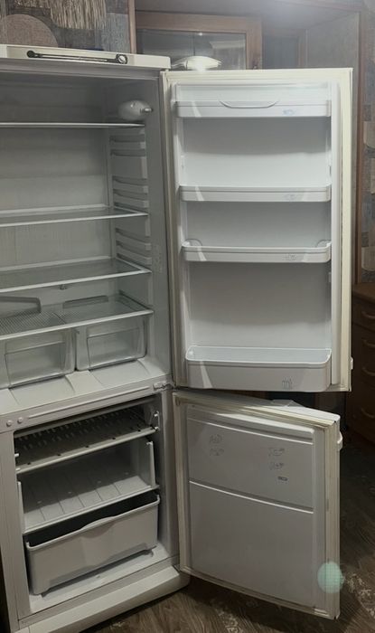 Срочно продам холодильник индезит