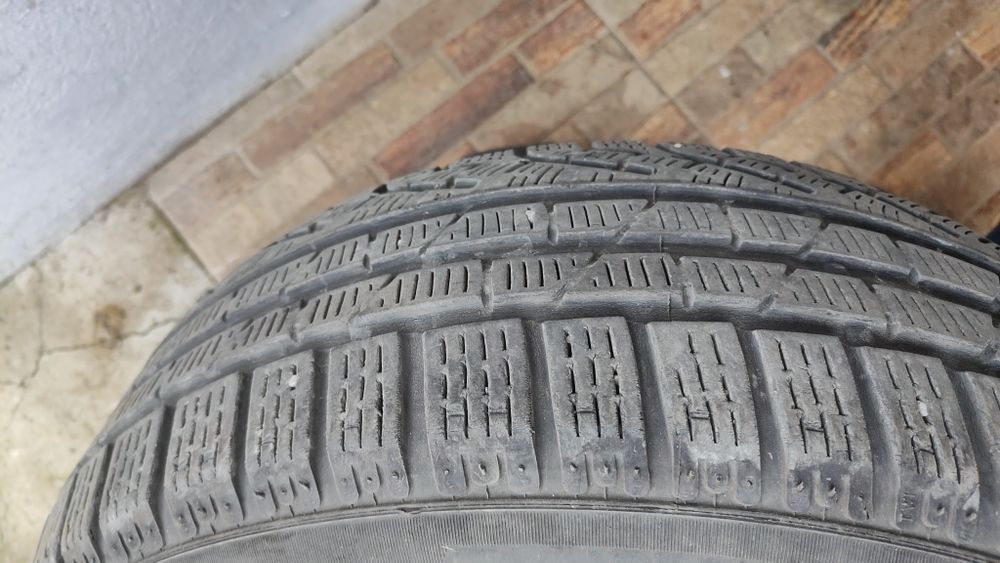 Vând 4 anvelope iarna Pirelli 205/55 R16
