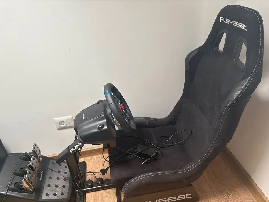 Vând Scaun Gaming Cockpit Playseat Evolution Alcantara preț foarte bun