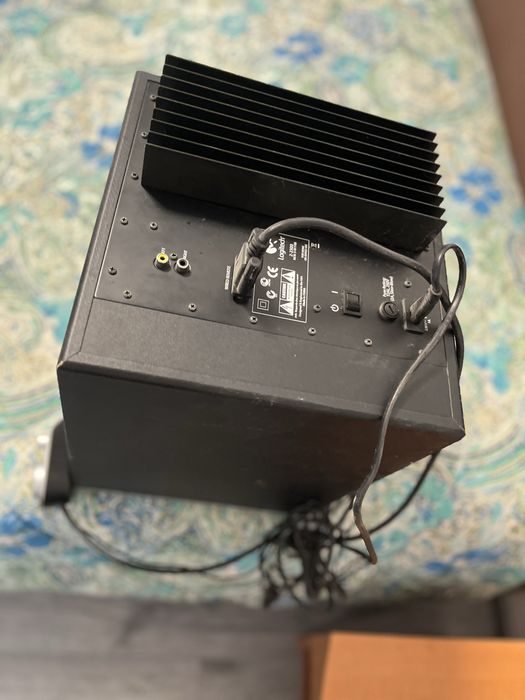 Sistem audio 2.1 + 4 boxe satelit (subwoofer activ inclus)