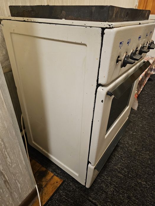 Продаётся газ плита в нормальном состоянии в подарок стиральная машина