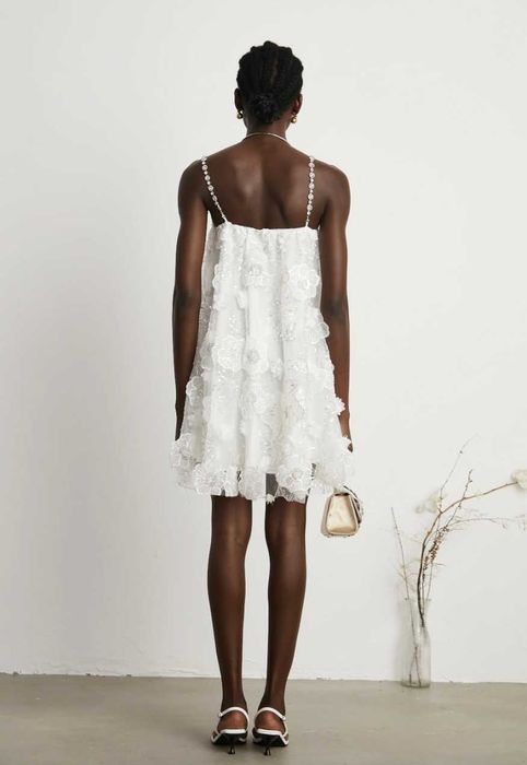 Miss Rosier къса бяла официална рокля с цветя и камъни