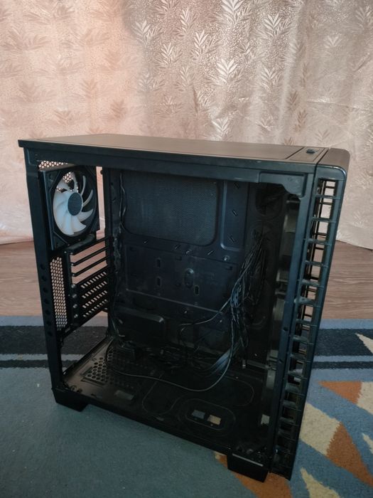 Продам корпус бля компьютера Corsair