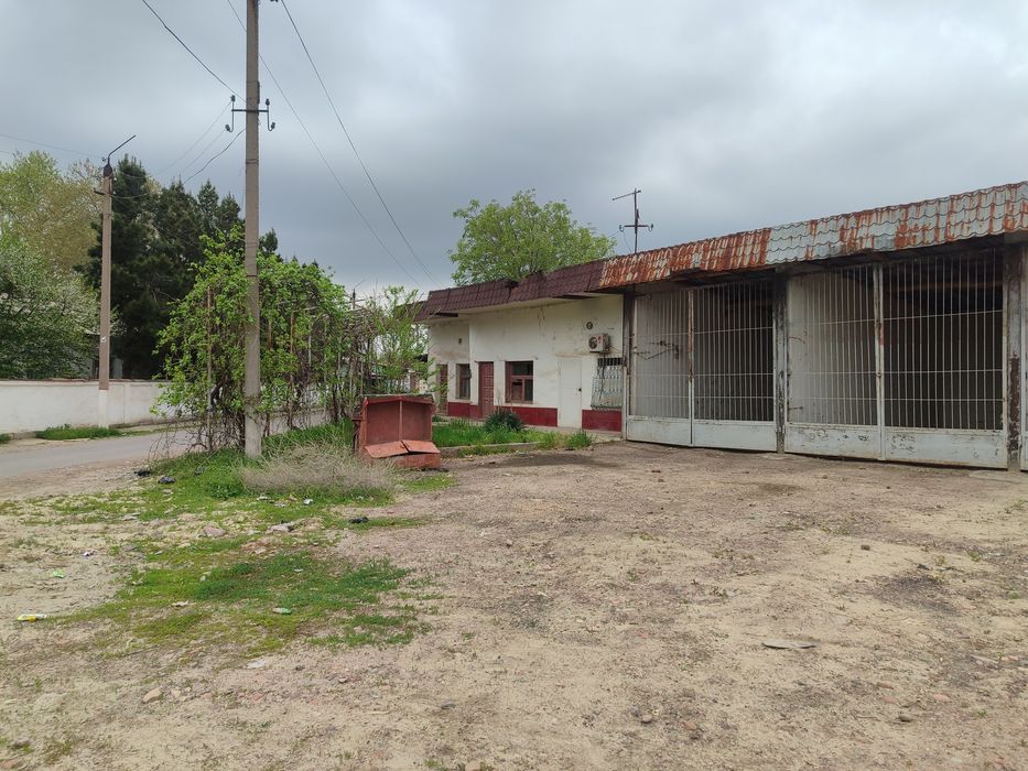 Noturar bino sotiladi