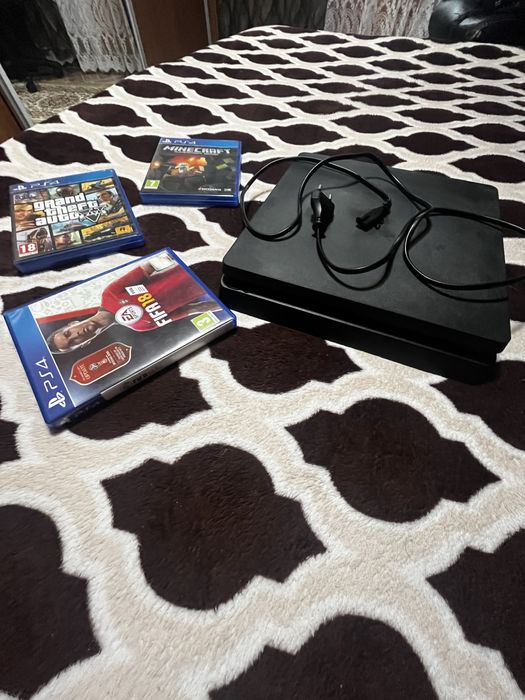 PS4 Slim  + GTA V + FIFA 18 + Minecraft