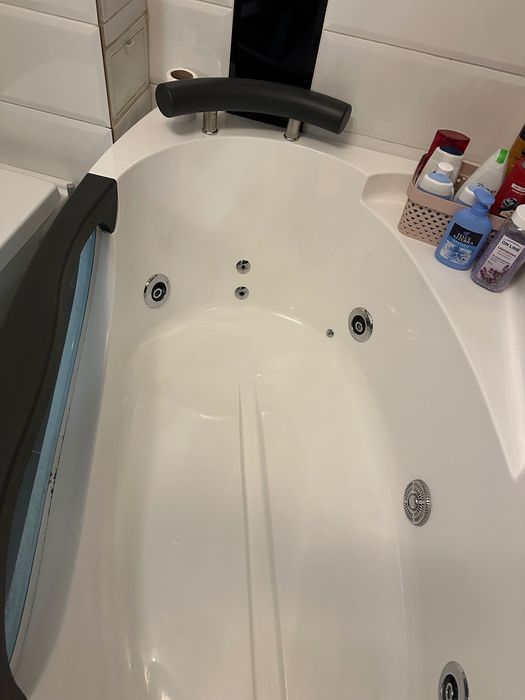 Vând cadă cu hidromasaj, foarte puțin folosita