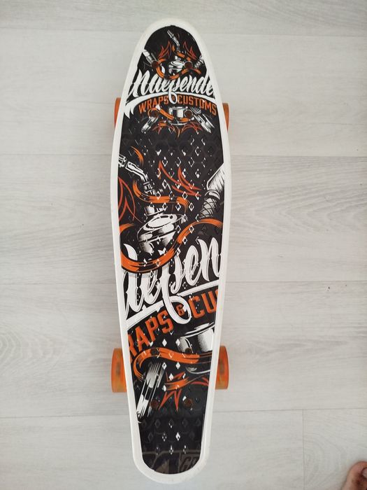 Penny board:green-white;orange-black