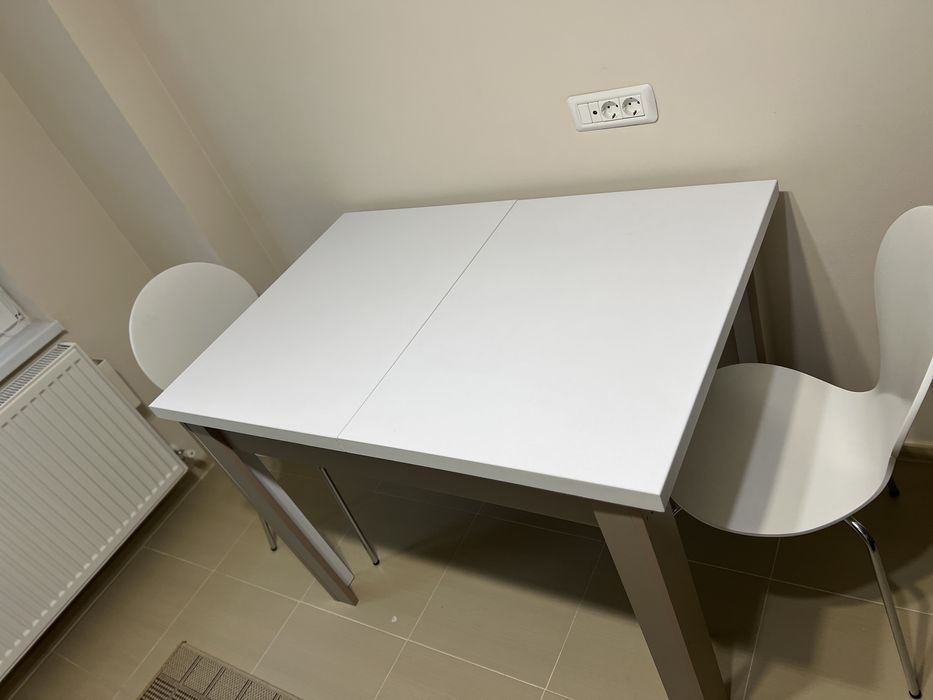 Masa Bucatarie Extensibila cu 2 scaune Albe tot Nou