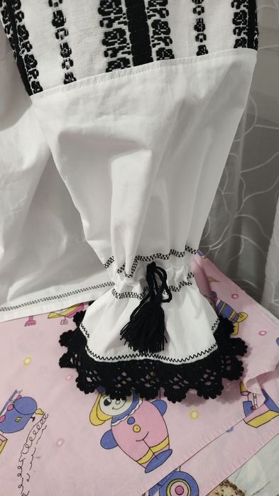 Ie tradițională,noua, cu motive florale țesute, zona Făgăraș