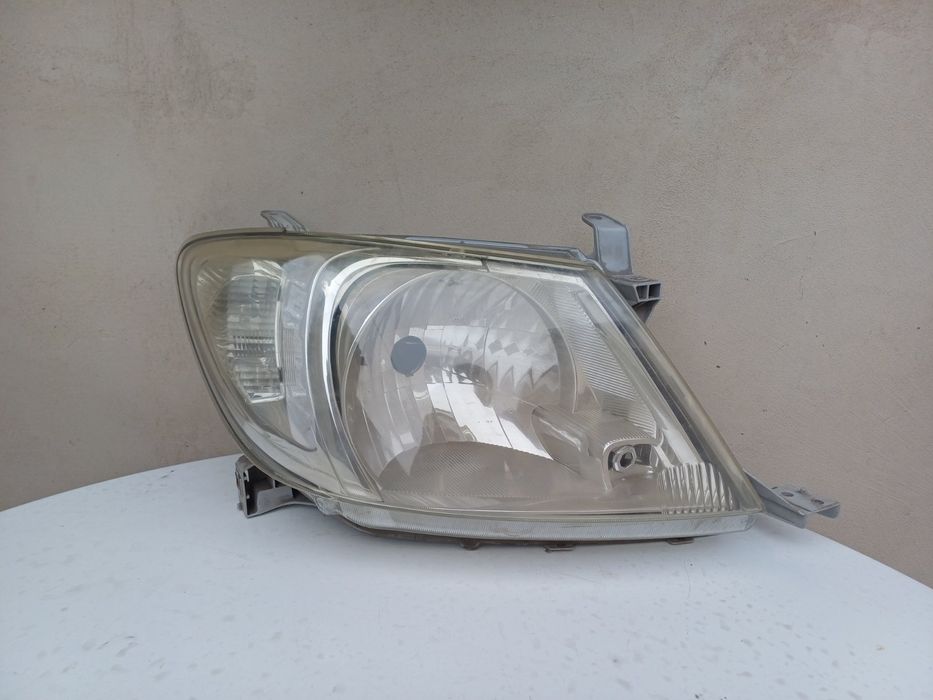 Десен фар за Toyota Hilux; 2004г.-2011г.