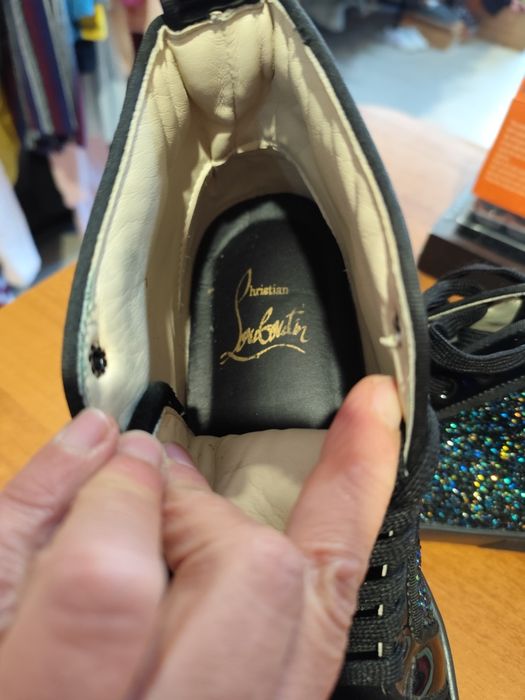 ChristianCristian Louboutin с черни блестящи детайли.