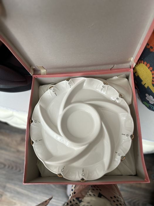 Продам посуды белые тортница,фруктовница