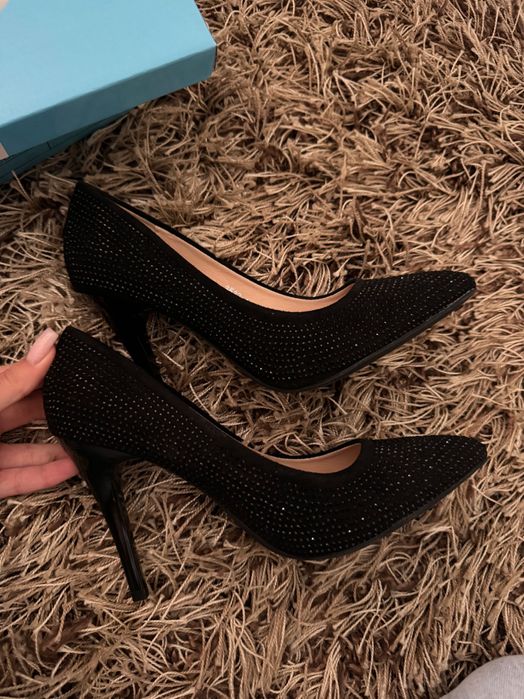 Елегантни черни токчета с камъчета