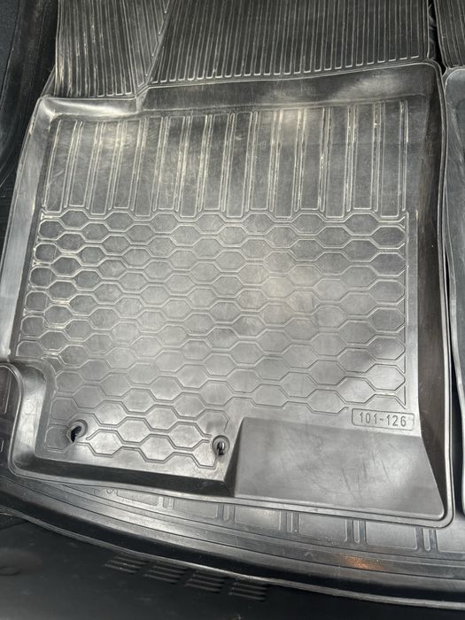 Продам коврики в машину