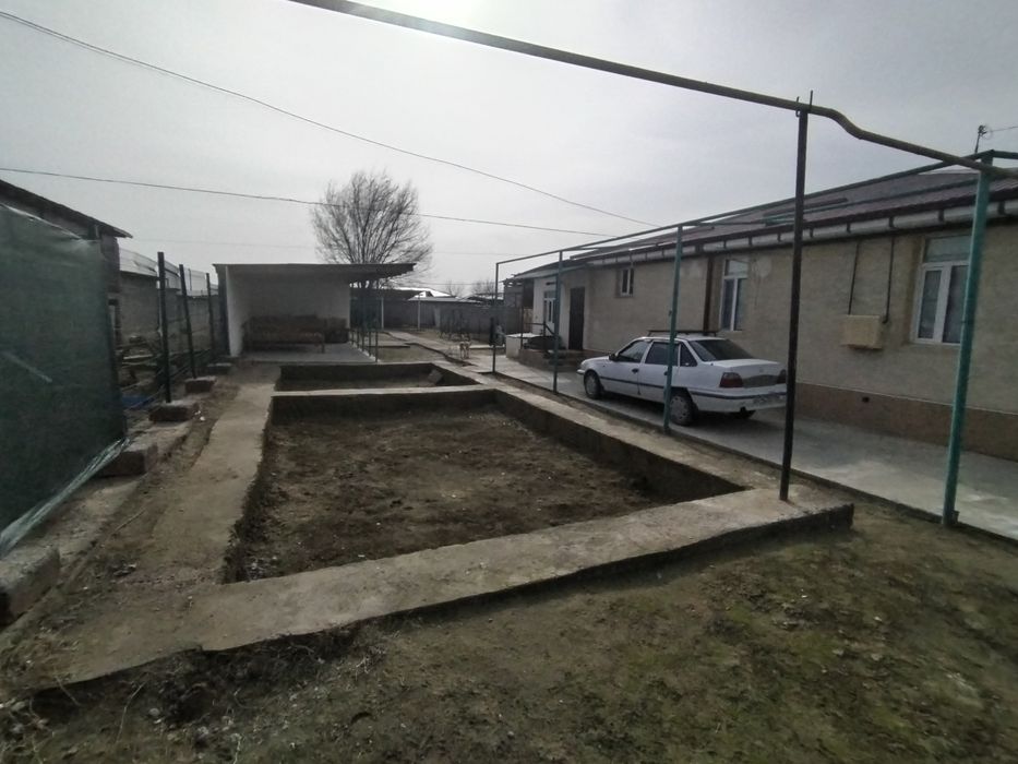 Hovlili Uy sotiladi 8 sotix.