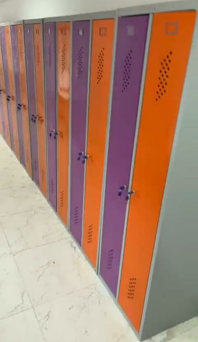 Шкафы металлические для раздевалок гардероба.