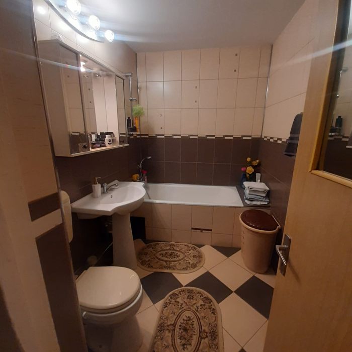 Vând apartament cu 2 camere cu loc parcare pe strada Pridvorului