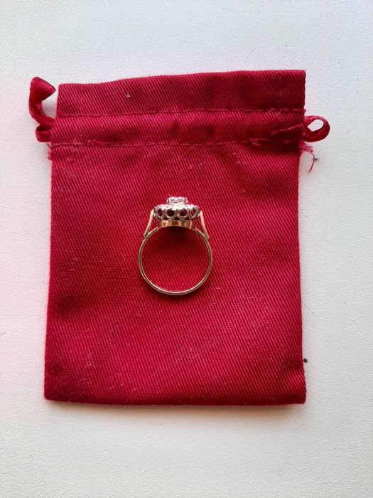 Продам кольцо с брилиагтами.