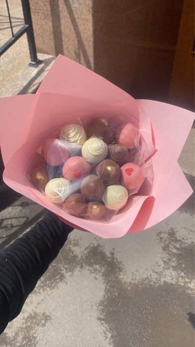 Клубника в шоколаде с цветами