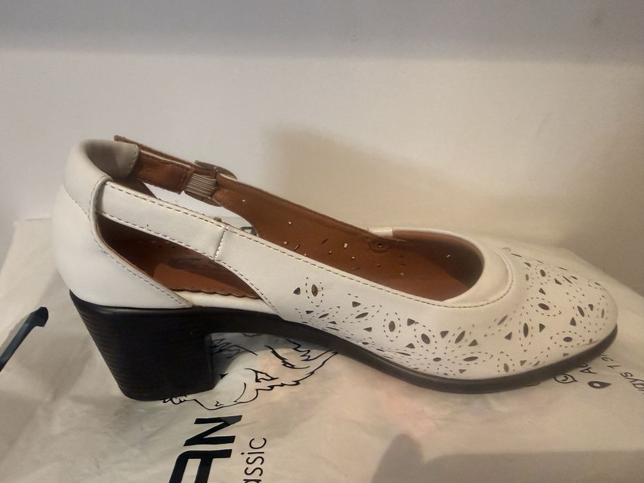 Продам босоножки