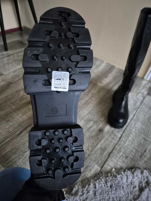 Vand cizme noi marimea 40si 37