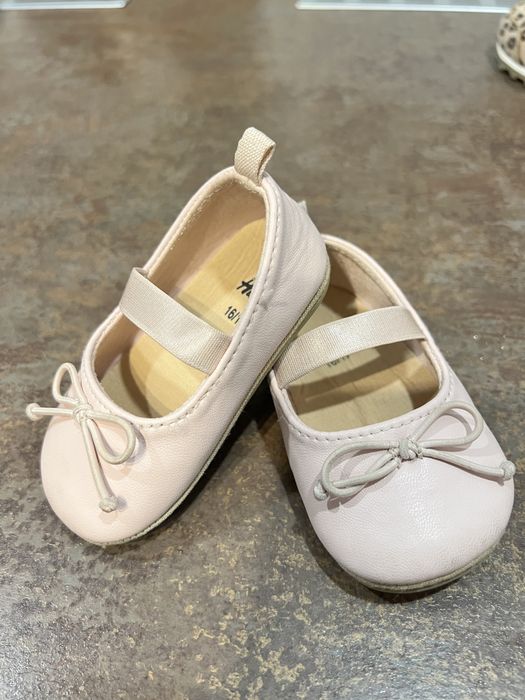 Vand incaltari bebe aproape noi