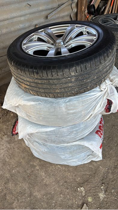 Jante  cu cauciucuri de vara 215 /60/17 jantele sint ok