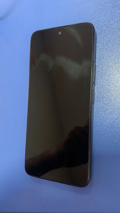 Телефон Redmi в хорошем состоянии.