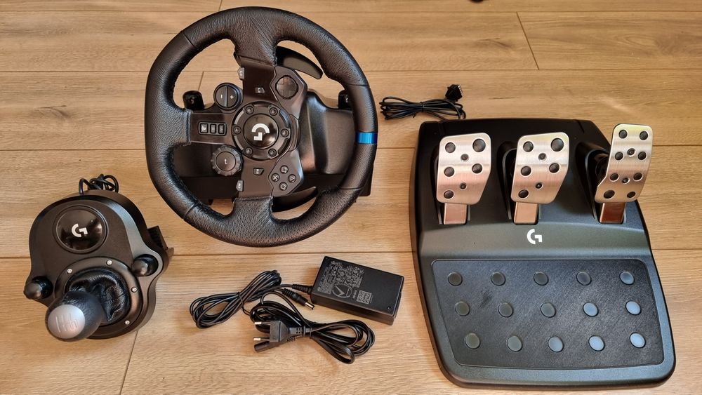 LOGITECH  trueforce G923 racing wheel, pedals,driving force shifter