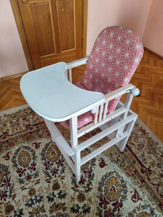 Продам манежу, качалку, стол стульчик.