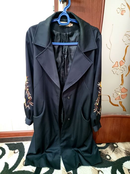 Ayollar paltosi sotiladi