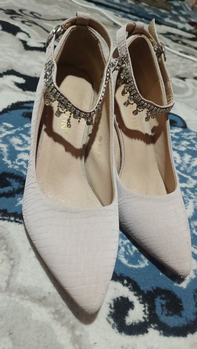 Kelinlar uchun ansabillar to'plami ko'ylak va tuflilar